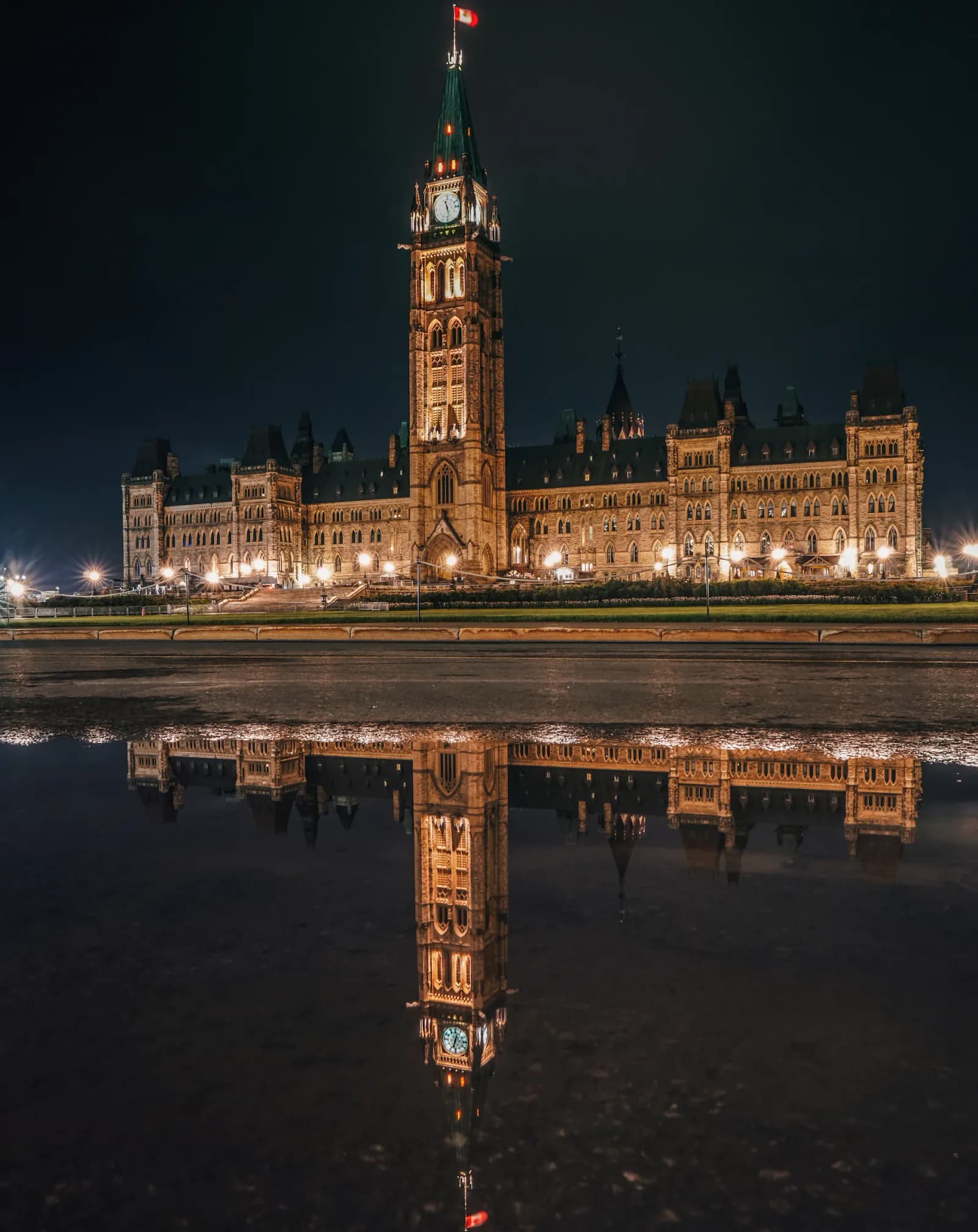 La colline du Parlement à Ottawa, le soir